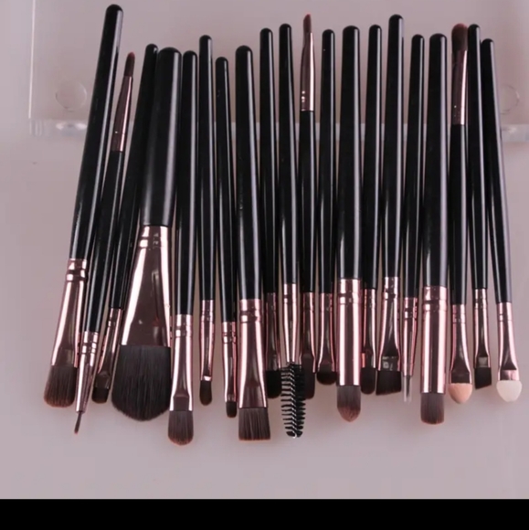 🎊🎊HOST PICK!! 🎊🎊NEW🎊🎊20 PC ROSE GOLD AND BLACK Face Makeup Brush Set - Picture 2 of 13